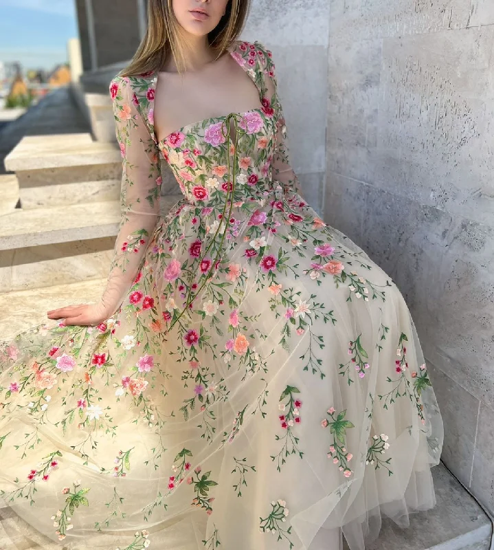 Mini dresses with gathered skirts for a voluminous effect Peony Court Gown