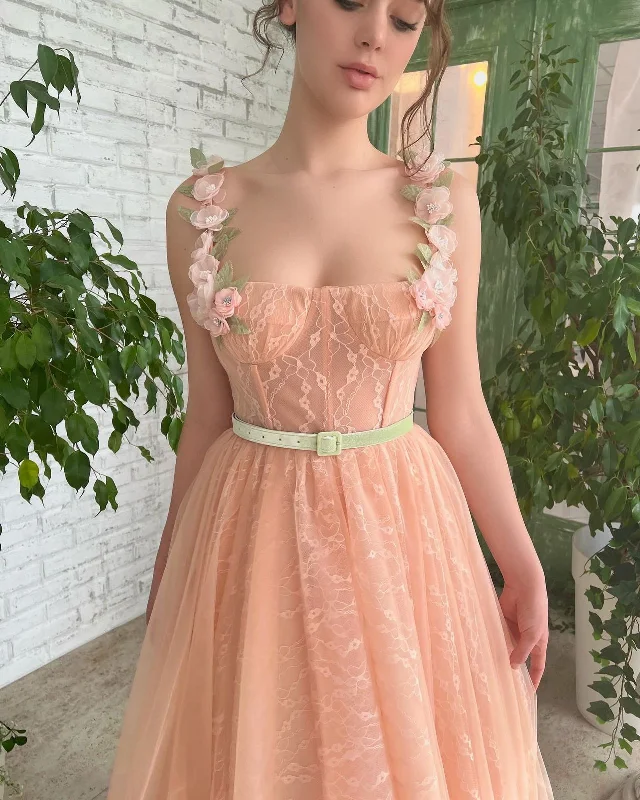Mini dresses with gathered skirts for a voluminous effect Peach Lily Dress