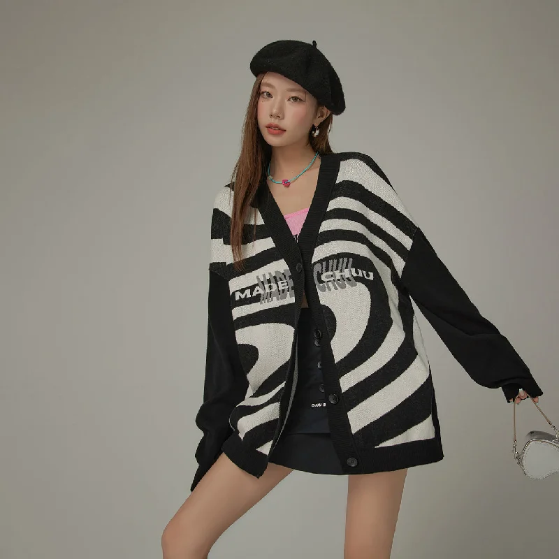 boyfriend style women cardigan for a relaxed fitColor Matching Pattern Loose Fit Cardigan boyfriend style women cardigan for a relaxed fitColor Matching Pattern Loose Fit Cardigan