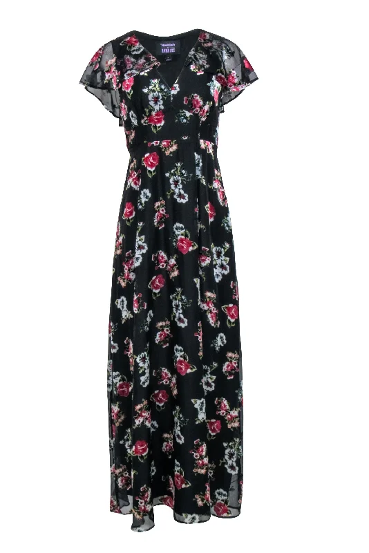 Ball Gown Women Dress with a Full Skirt for a Princess - like Look Ball Gown Women Dress with a Full Skirt for a Princess - like Look Anna Sui - Black w/ Pink Velvet Floral Print Formal Dress Sz 6