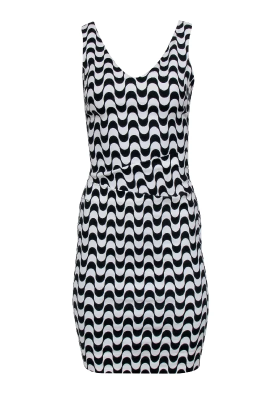 Lace - Embellished Women Dress for an Elegant and Sophisticated Appearance Lace - Embellished Women Dress for an Elegant and Sophisticated Appearance Nicole Miller - Retro Black & White Sleeveless Tuck Waist Dress Sz 2