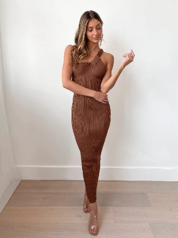 Midi dresses with ruched sleeves for a more fitted and stylish arm lookHellen Knit Dress - Light Chocolate