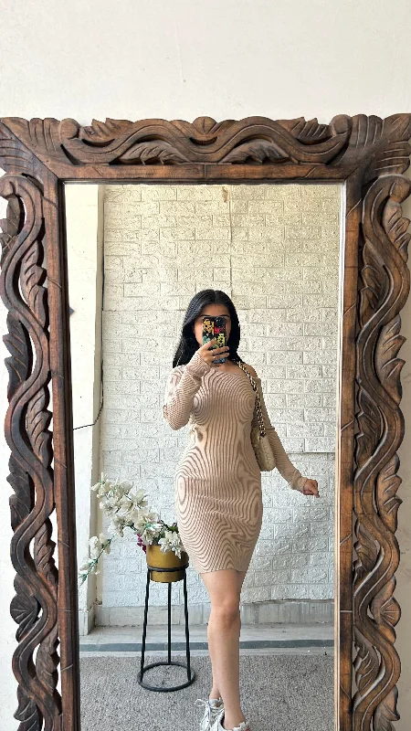 Bodycon dress with a ruched design for added texture​Cute dress 32-33 bust/l: 31