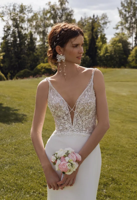 A - line chiffon wedding dresses for a classic look​Delicate V-Neck Mermaid Wedding Dress