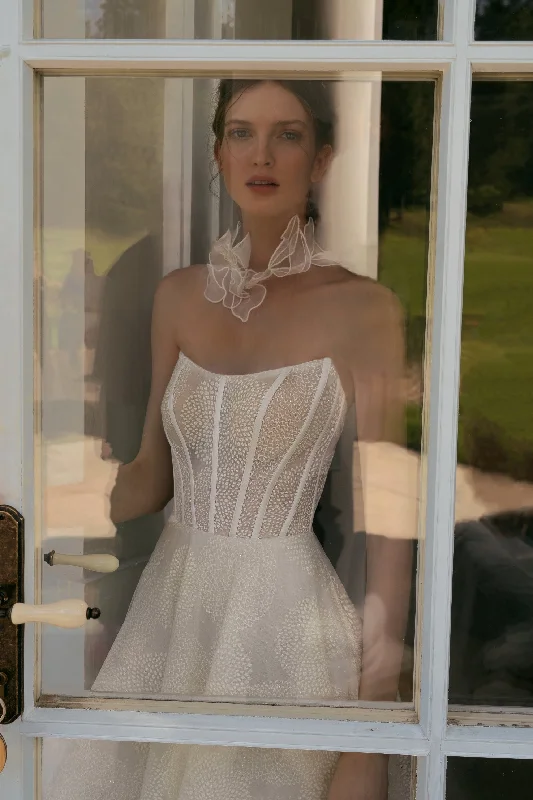 Silk wedding dresses with a smooth and luxurious feel​Strapless Wedding Dress with a Decoration